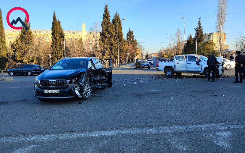 Gəncədə &ldquo;KIA&rdquo; &ldquo;Mitsubishi&rdquo; ilə toqquşdu - Xəsarət alanlar var - FOTO