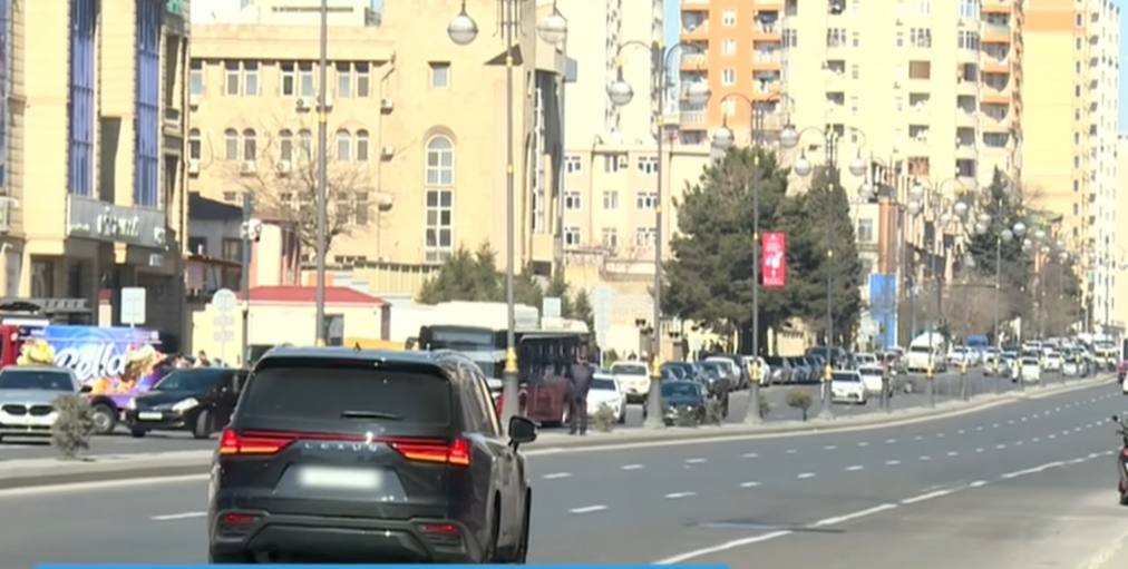 Həm sürücülər, həm də piyadalar təhlükə ilə üzləşirlər: KİM HAQLIDIR? - VİDEO