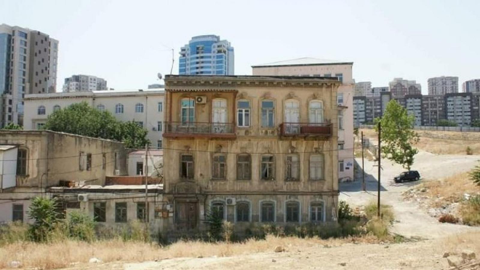 Bakıda evlər söküldü, divarlarında satanist rəsmlər üzə çıxdı - FOTO Bakıda evlər söküldü, divarlarında satanist rəsmlər üzə çıxdı - FOTO