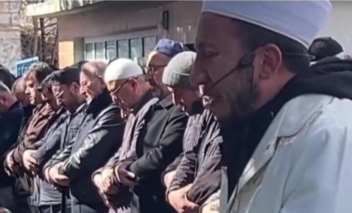 Cənazə namazında molla huşunu İTİRDİ - VİDEO Cənazə namazında molla huşunu İTİRDİ - VİDEO