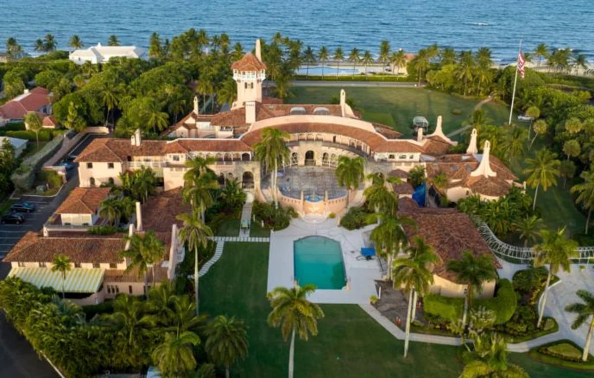 Trampın iqamətgahının ərazisinə girən silahlı şəxs zərərsizləşdirildi - VİDEO