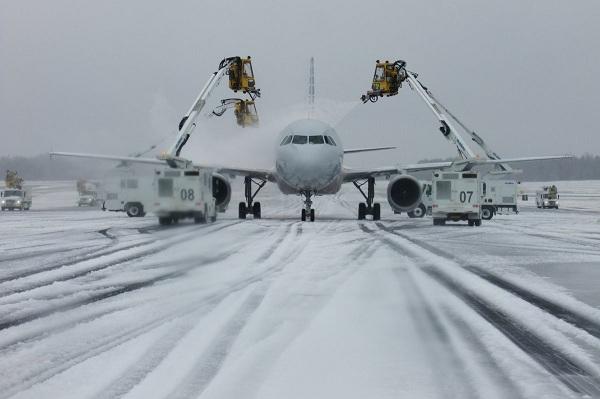 Güclü qar: 500-ə yaxın sərnişin gecəni təyyarədə keçirdi Güclü qar: 500-ə yaxın sərnişin gecəni təyyarədə keçirdi