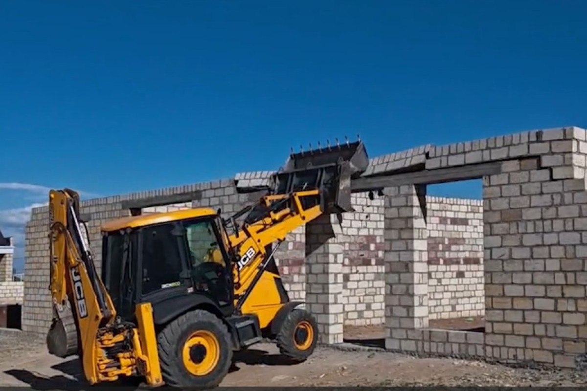 Gəncədə qanunsuz inşa olunan tikili söküldü – FOTO/VİDEO Gəncədə qanunsuz inşa olunan tikili söküldü – FOTO/VİDEO