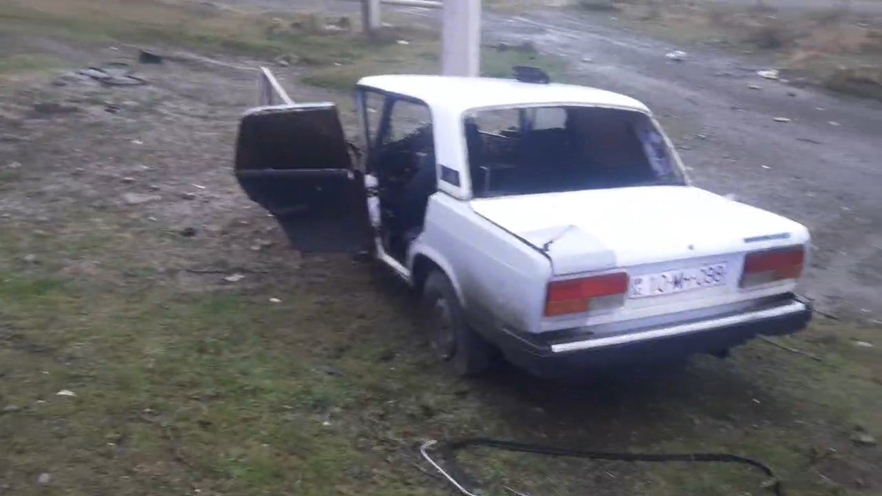 Oğuzda avtomobil işıq dirəyinə çırpıldı - 3 yaralı var &ndash; FOTO