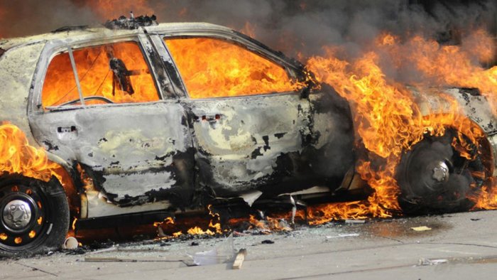 Bakıda avtomobil yanır &ndash; VİDEO