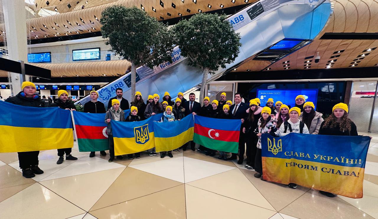 Daha 26 ukraynalı uşaq reabilitasiya üçün Bakıya gətirildi