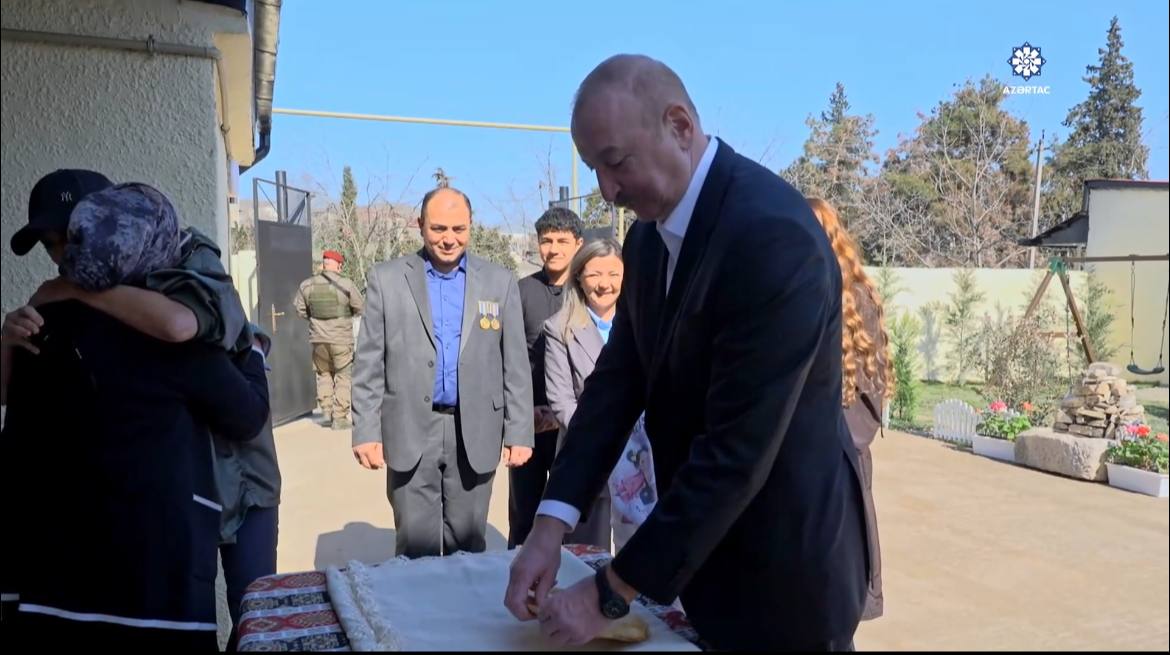 Prezidentin Xocavənd sakinləri ilə SƏMİMİ DİALOQU: “Dadına baxın, təndir çörəyidir” - VİDEO Prezidentin Xocavənd sakinləri ilə SƏMİMİ DİALOQU: “Dadına baxın, təndir çörəyidir” - VİDEO