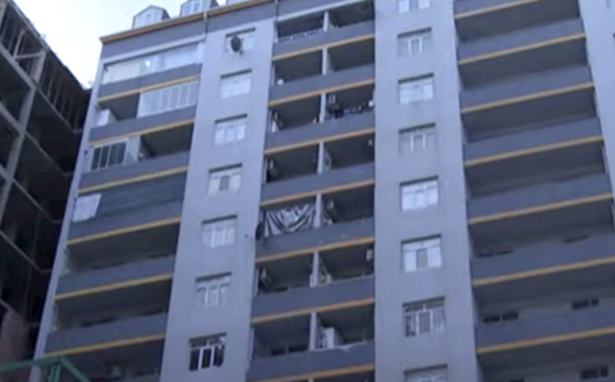 Xırdalanda 13-cü mərtəbədən yıxılan oğlan sağ qaldı Xırdalanda 13-cü mərtəbədən yıxılan oğlan sağ qaldı
