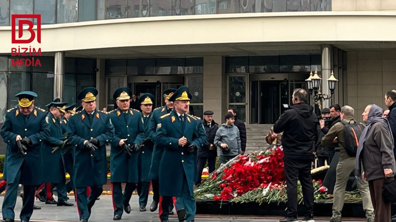 Rəsmilərin Xocalı soyqırımı abidəsini ziyarəti davam edir &ndash; FOTO