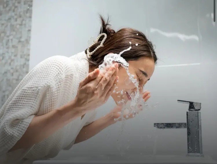 Üzü yumaq üçün ideal su temperaturu necə olmalıdır? - Dermatoloqdan AÇIQLAMA