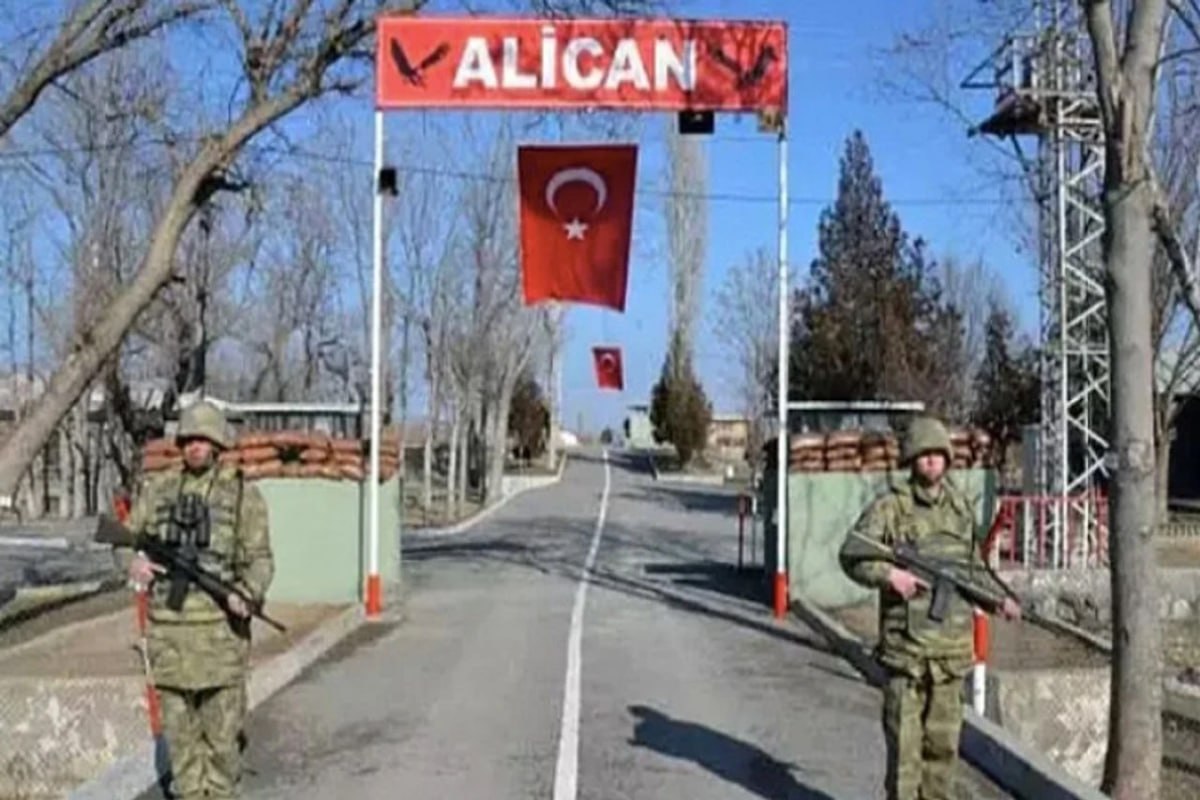 Rusiya hərbçiləri Ermənistan-Türkiyə sərhədindəki bütün keçid məntəqələrindən çıxdı Rusiya hərbçiləri Ermənistan-Türkiyə sərhədindəki bütün keçid məntəqələrindən çıxdı