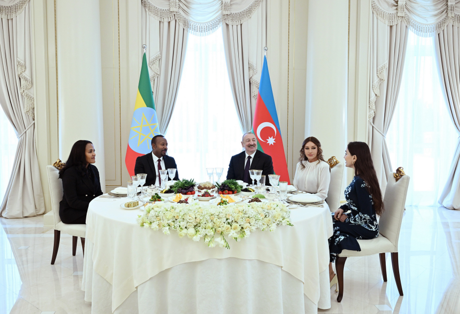 Prezident və birinci xanımın adından Efiopiya baş nazirinin şərəfinə RƏSMİ NAHAR - VİDEO Prezident və birinci xanımın adından Efiopiya baş nazirinin şərəfinə RƏSMİ NAHAR - VİDEO