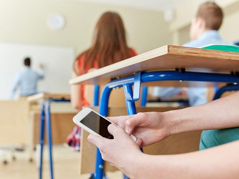 Məktəblərdə telefondan istifadəyə dair qaydalar hazırlanacaq &ndash; RƏSMİ