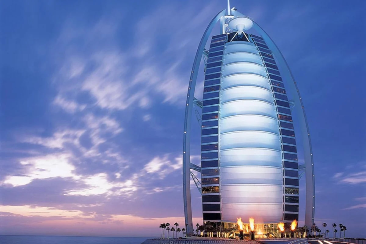 "Bürc əl-Ərəb" hoteli İranın hücumu zamanı zədələnib - VİDEO