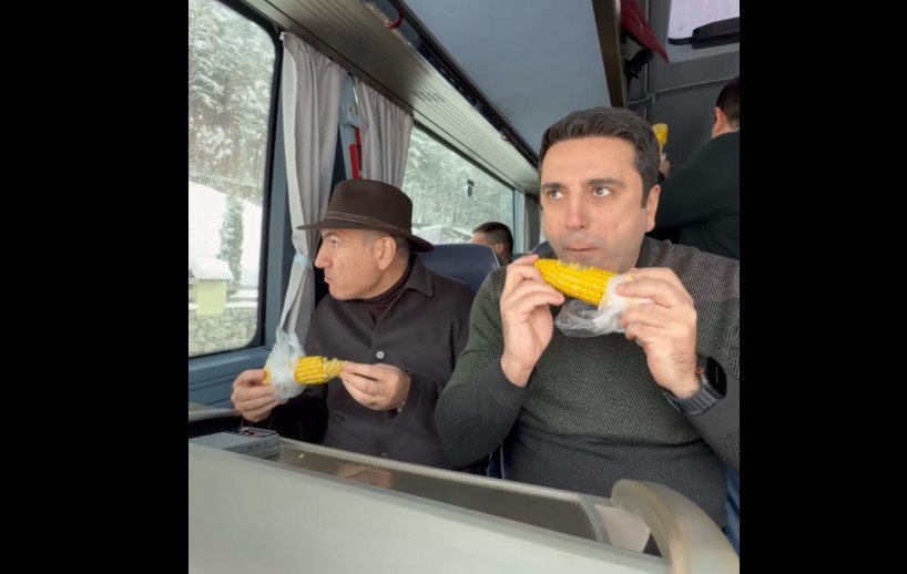 Paşinyan qarğıdalı yeyərkən görüntüləndi - VİDEO Paşinyan qarğıdalı yeyərkən görüntüləndi - VİDEO