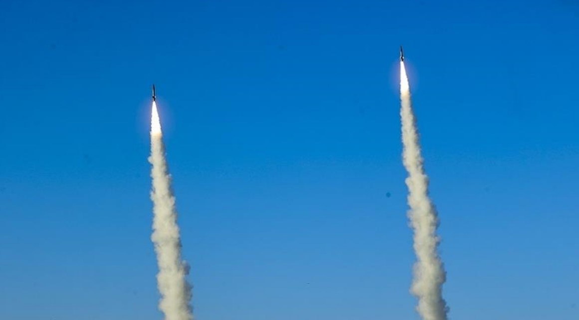 Tehranda hökumət binalarına zərbələr endirilir - VİDEO