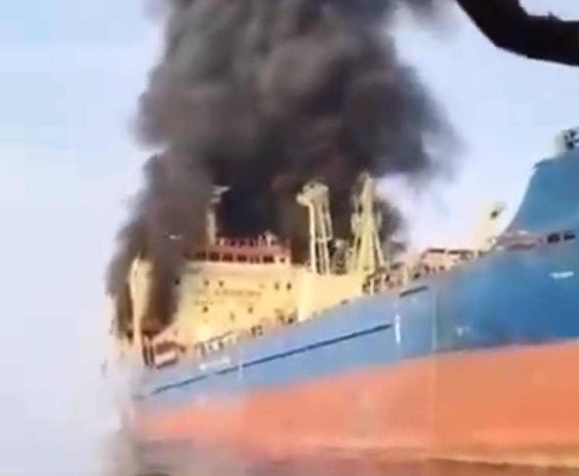 İran raketinin vurduğu tanker Hörmüz boğazında batdı - VİDEO