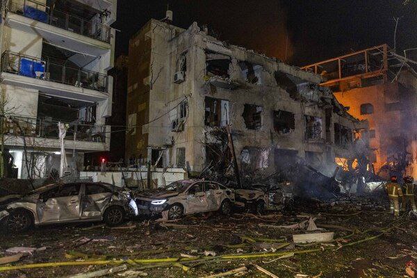 Tel-Əviv İranın raket hücumlarından sonra – FOTOLAR Tel-Əviv İranın raket hücumlarından sonra – FOTOLAR