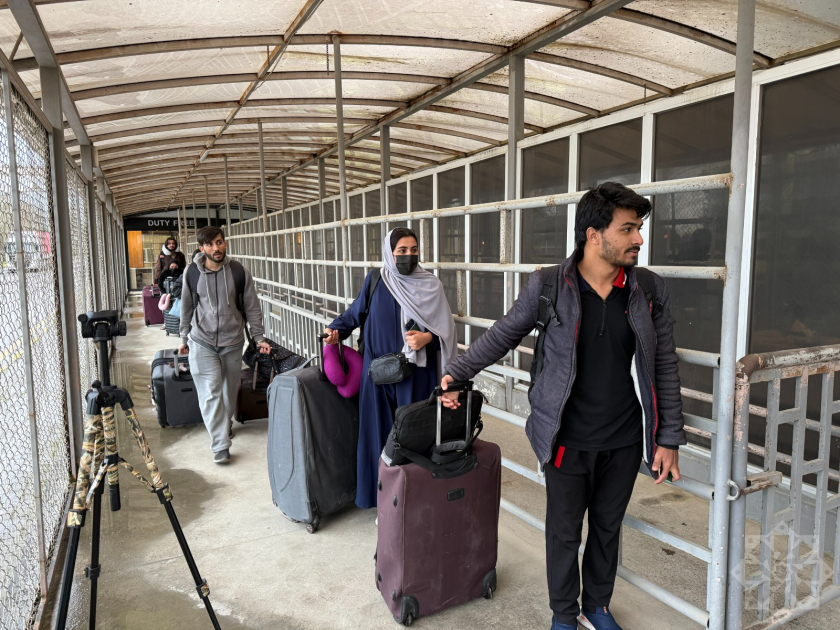 İrandan TƏXLİYƏ: 100-dən çox xarici vətəndaş Azərbaycan sərhədindən keçdi - FOTO