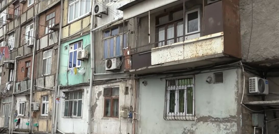 Sumqayıtda "ölüm növbəsi" gözləyən bina – VİDEO Sumqayıtda "ölüm növbəsi" gözləyən bina – VİDEO