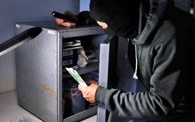 Məmurun evindən 340 min manat oğurladılar