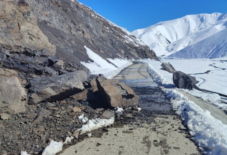 Quba-Xınalıq yoluna qaya parçaları töküldü