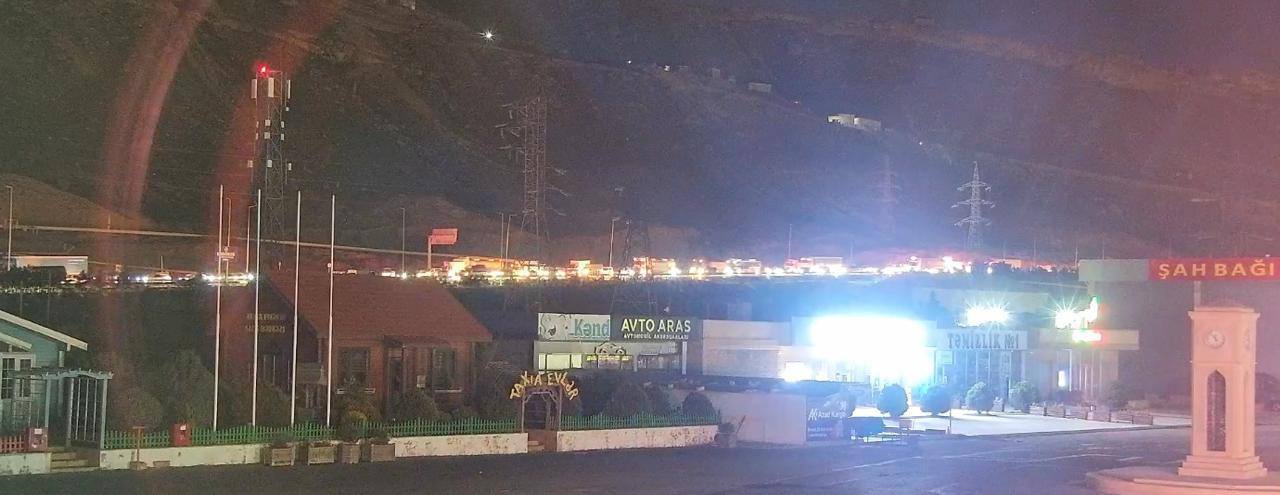 Bakı dairəvi yolda maşın yanıb, sıxlıq yaranıb - FOTO Bakı dairəvi yolda maşın yanıb, sıxlıq yaranıb - FOTO