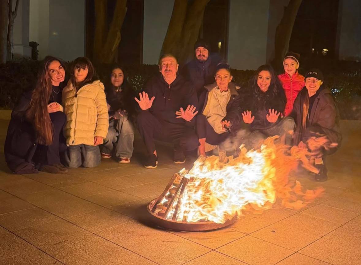 Prezident ailəsi ilə tonqal ətrafında - FOTO