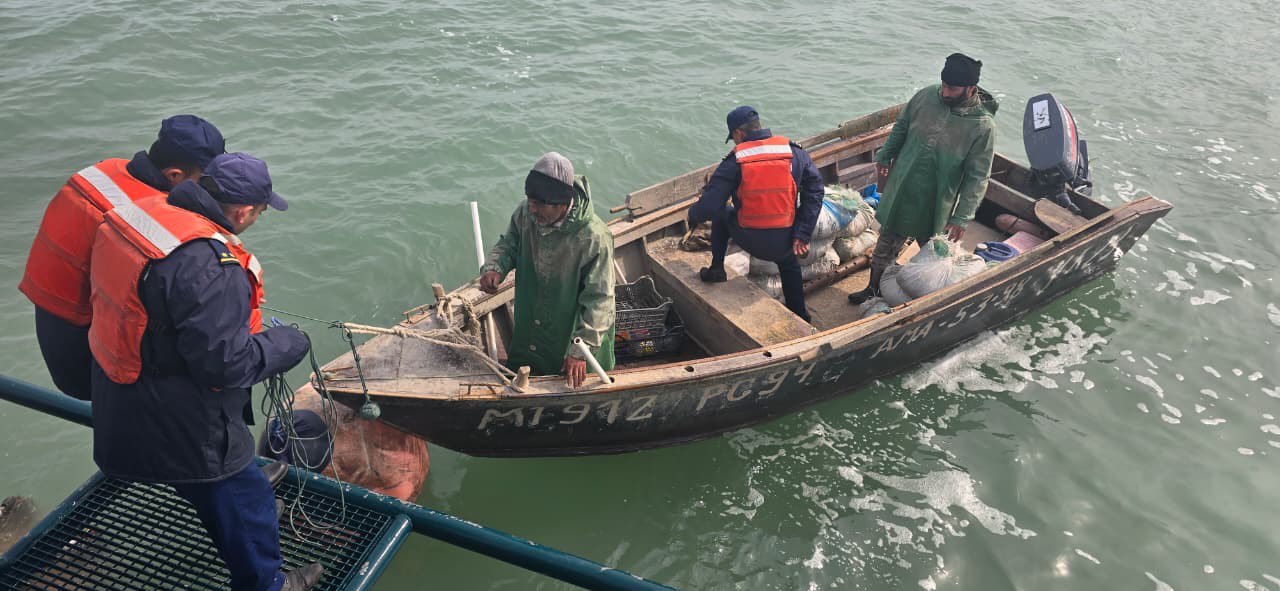 Xəzərdə köməksiz qalan balıqçılarımız belə xilas olundu – FOTO Xəzərdə köməksiz qalan balıqçılarımız belə xilas olundu – FOTO