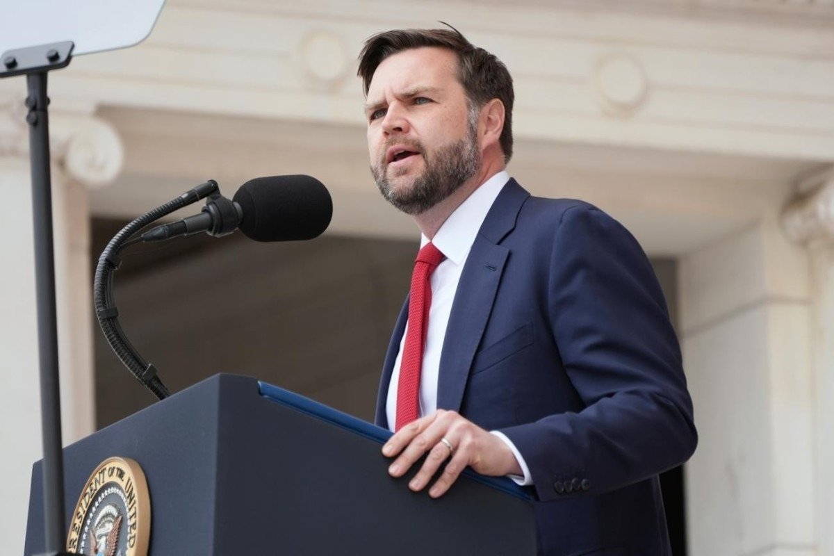 Vens: “Əvvəllər ABŞ-ın "sükanı arxasında" axmaq prezidentlər olub” Vens: “Əvvəllər ABŞ-ın "sükanı arxasında" axmaq prezidentlər olub”