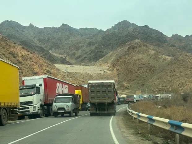 Ermənistan–İran sərhədində yük maşınlarının kilometrlərlə növbəsi yaranıb – FOTO/VİDEO Ermənistan–İran sərhədində yük maşınlarının kilometrlərlə növbəsi yaranıb – FOTO/VİDEO