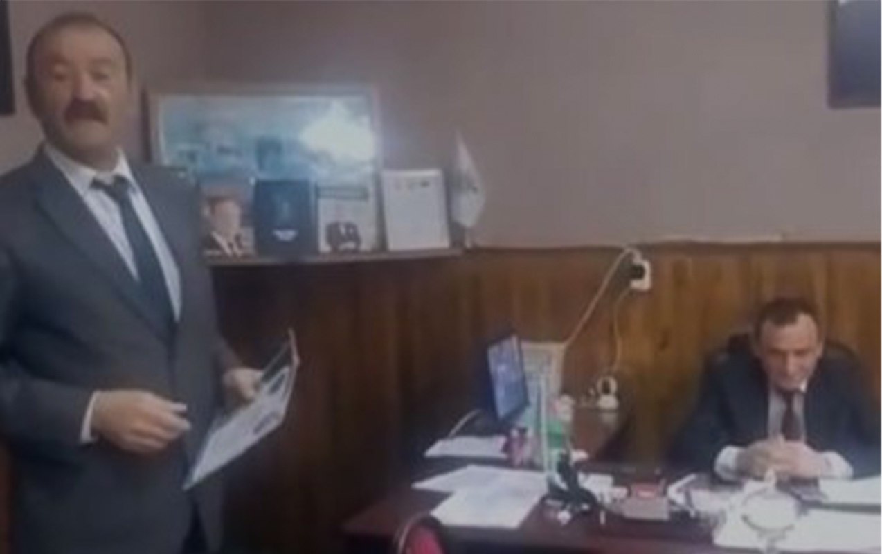 Məmura saxta mükafat verən “jurnalist” həbs edildi Məmura saxta mükafat verən “jurnalist” həbs edildi