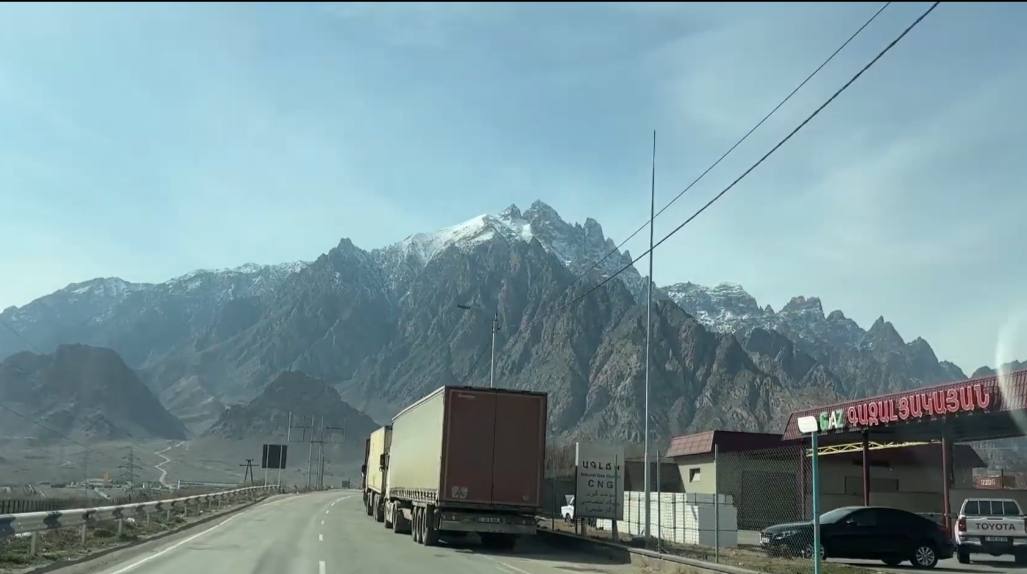 Ermənistan–İran sərhədində yük maşınlarının növbəsi yaranıb - VİDEO Ermənistan–İran sərhədində yük maşınlarının növbəsi yaranıb - VİDEO