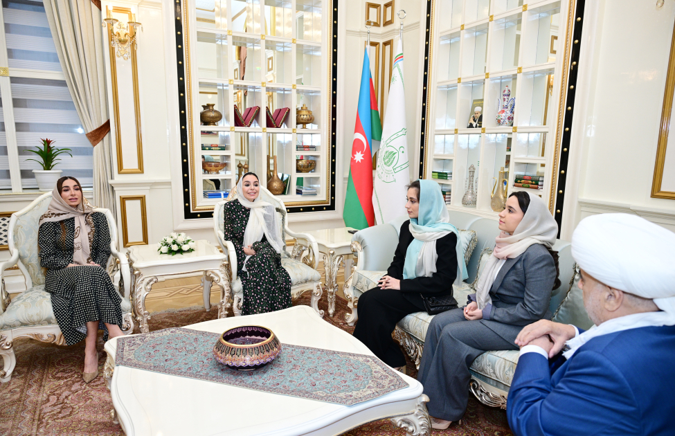 Leyla Əliyeva və Arzu Əliyeva iftar mərasimində - FOTO