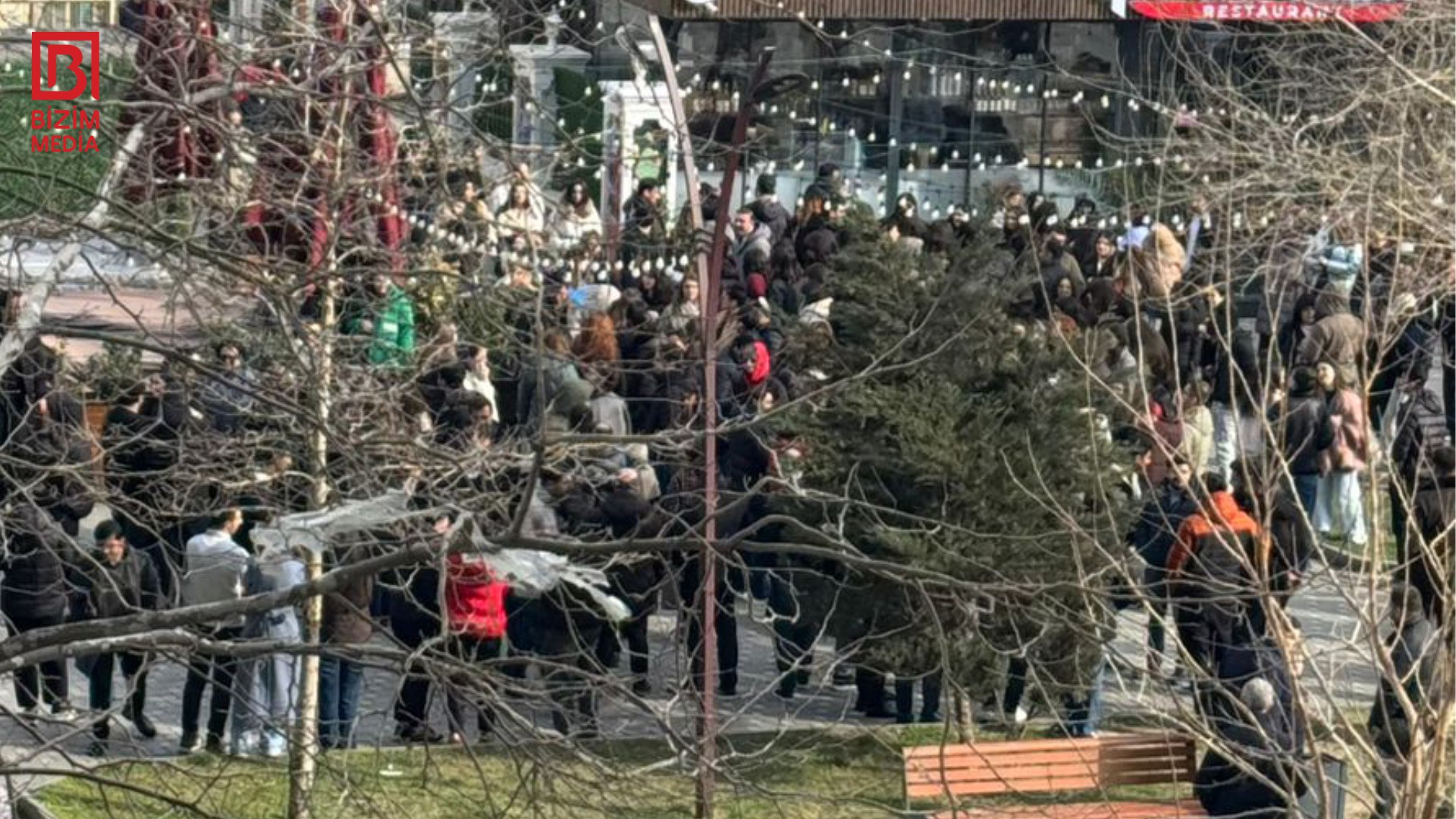 Red Plazada İZDİHAM &ndash; İnsanlar həyətə TƏXLİYƏ edildi &ndash; FOTO