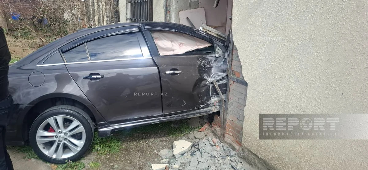 Gəncədə avtomobil mənzilə çırpıldı &ndash; FOTO