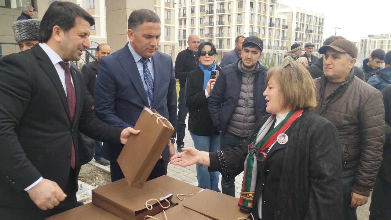 Ağdam şəhərinə köçən ailələrə evlərinin açarları təqdim olundu - FOTO