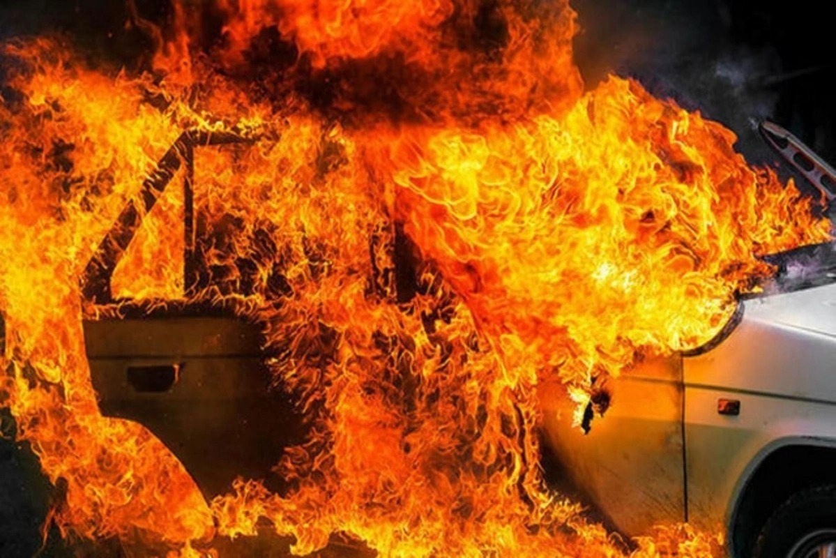 Salyanda obyektə çırpılan avtomobil YANDI