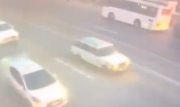 Sükanda yuxulayan &ldquo;KamAZ&rdquo; sürücüsünün törətdiyi qəzanın ANBAAN VİDEOSU