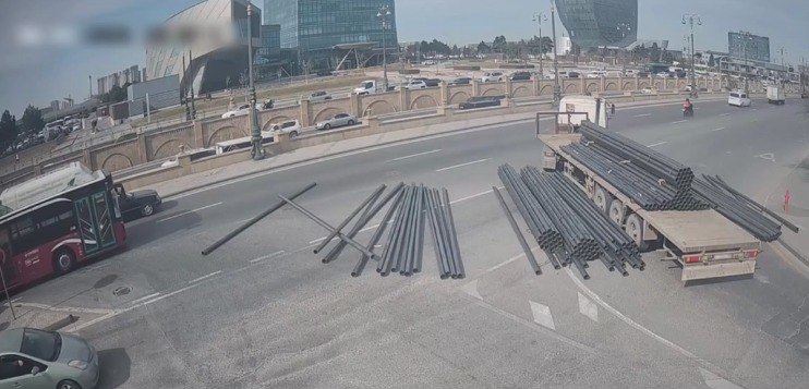 &ldquo;Bağırov&rdquo; körpüsündə yük maşından yola dağıldı &ndash; VİDEO