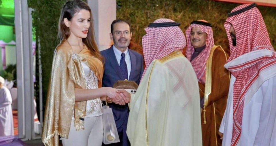 Ukrayna səfirinin geyimi müzakirə yaratdı - Fotolar