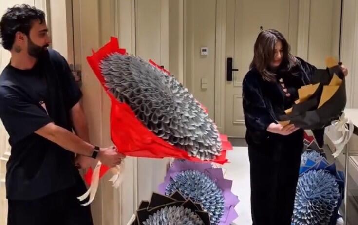 Anasına görün nə hədiyyə verdi