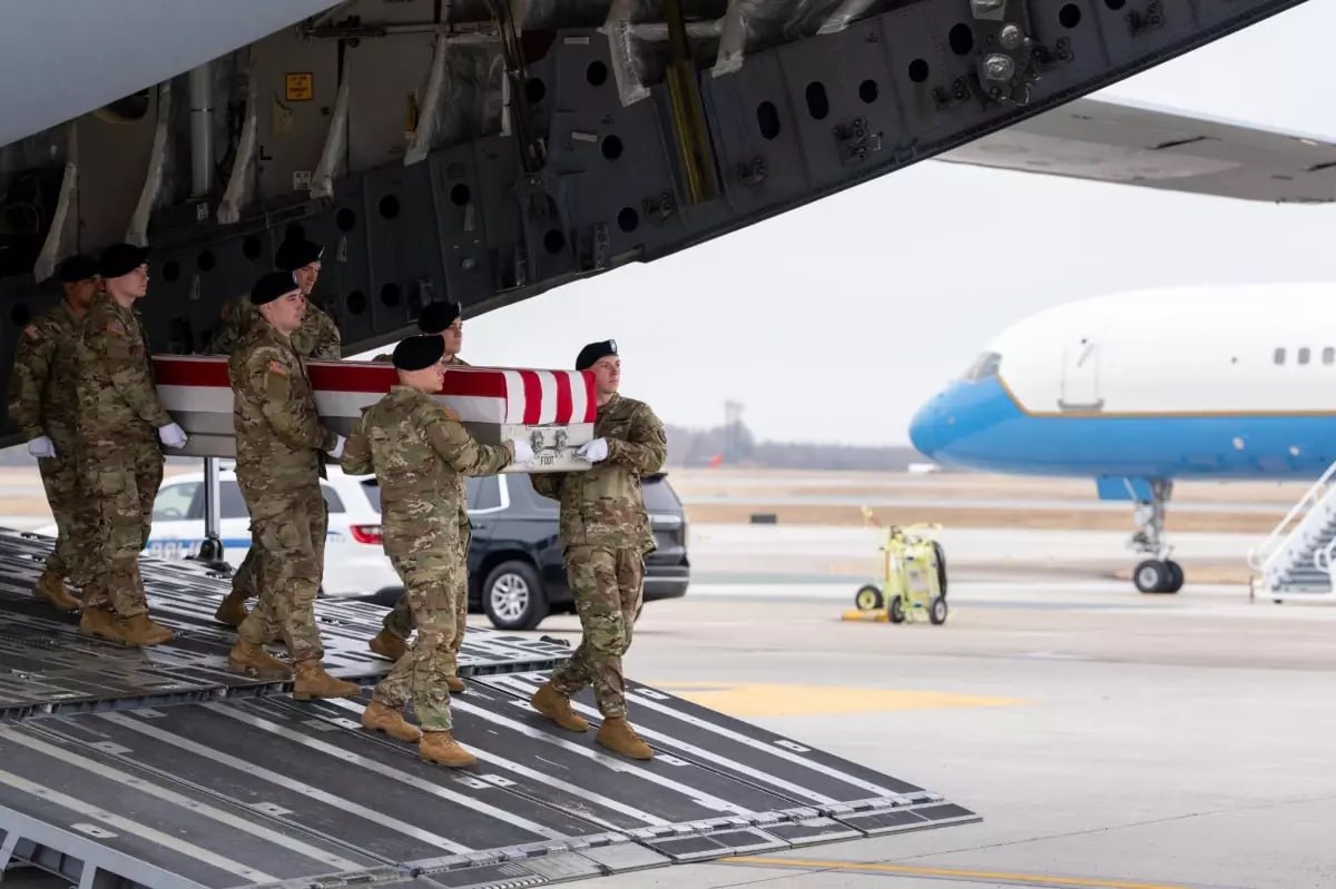 İranda həlak olan ABŞ hərbçilərinin cənazələri vətənlərinə gətirildi - Tramp qarşıladı - VİDEO