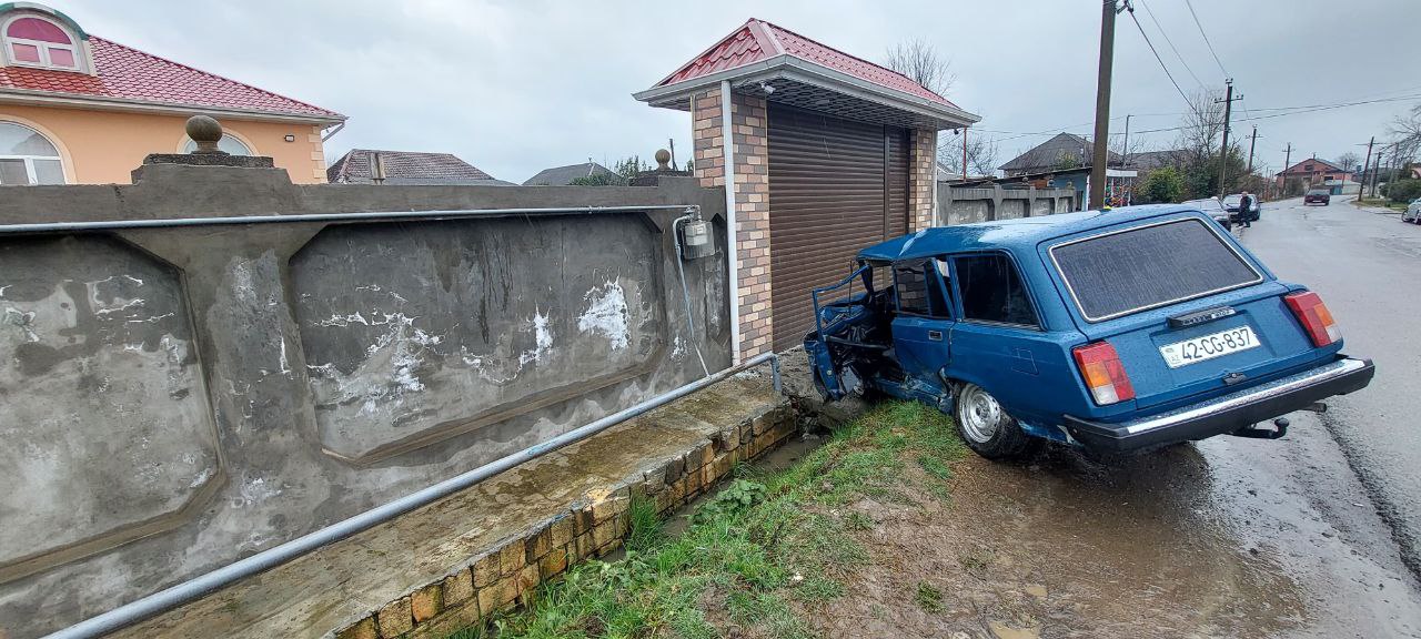Lənkəranda avtomobil qaz xəttinə çırpıldı - Sürücü yaralandı - FOTO