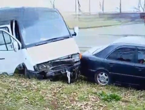 Cəlilabadda mikroavtobus ilə minik avtomobili toqquşdu