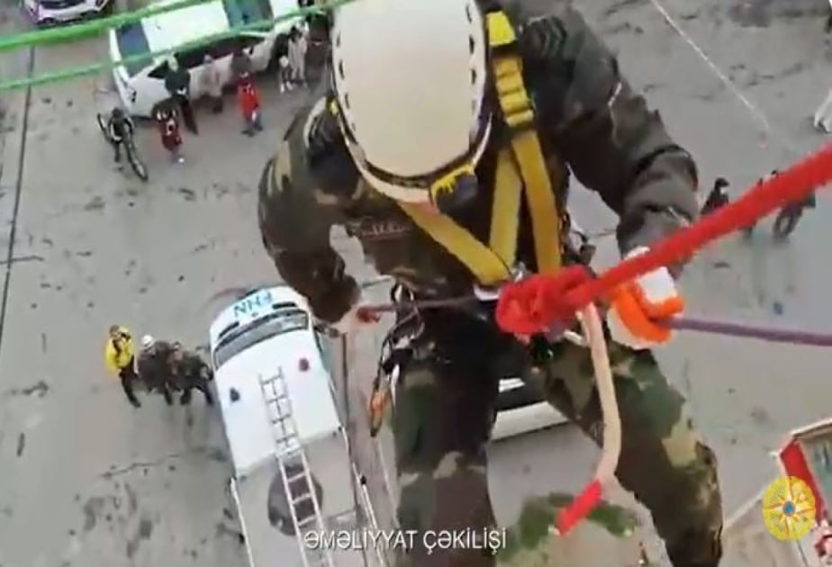 Xilasedicilər alpinist ləvazimatlarının köməyi ilə azyaşlını xilas etdilər - VİDEO