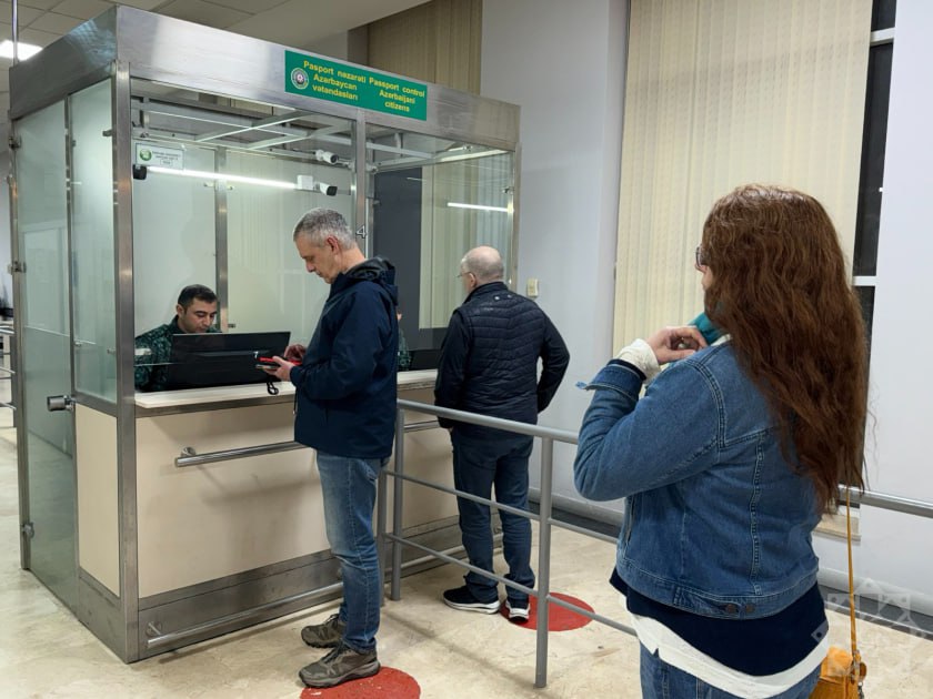 Daha 4 ölkənin diplomatları Azərbaycana təxliyə edildi