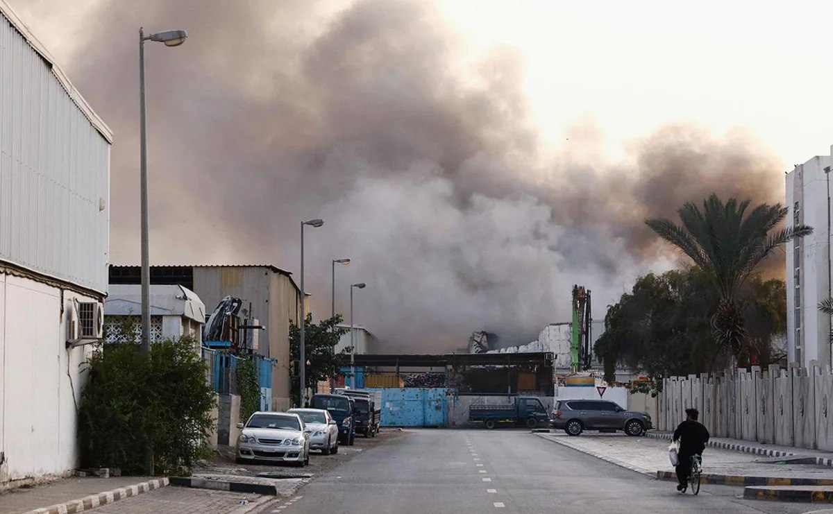 Səudiyyə Ərəbistanında yaşayış binasına mərmi düşdü - Ölən və yaralananlar var