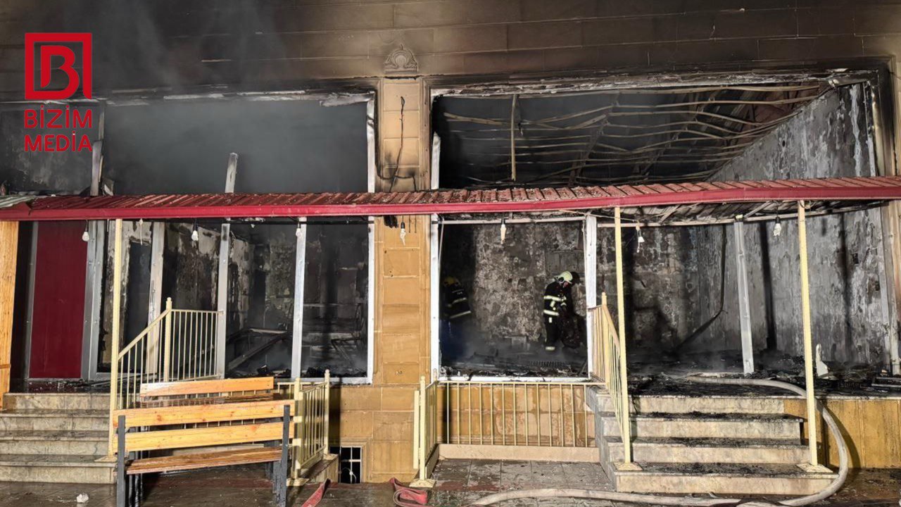 Gəncədə kafe yanaraq KÜLƏ DÖNDÜ - FOTO Gəncədə kafe yanaraq KÜLƏ DÖNDÜ - FOTO