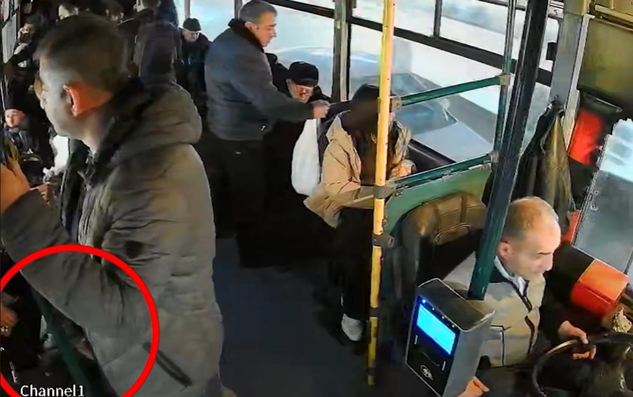 Avtobusda sərnişinin pul kisəsini belə oğurladı &ndash; VİDEO
